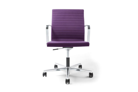 fauteuil de bureau violet à roulettes