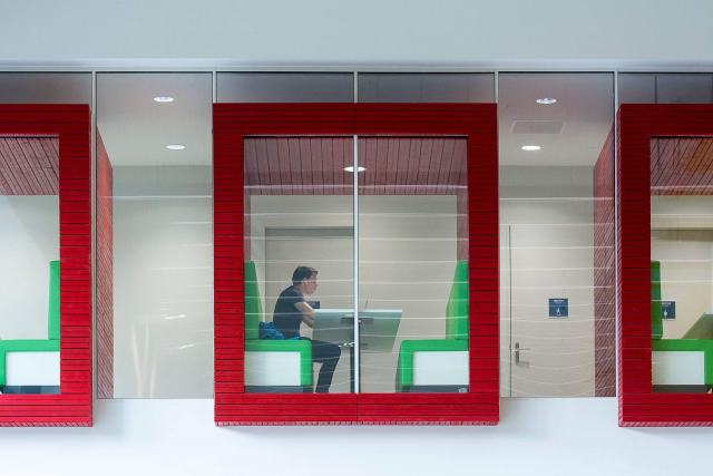 Installer une phone box ou une bulle de réunion dans l'open space Cabines acoustiques vitrées à cadre rouge alignées dans un open space