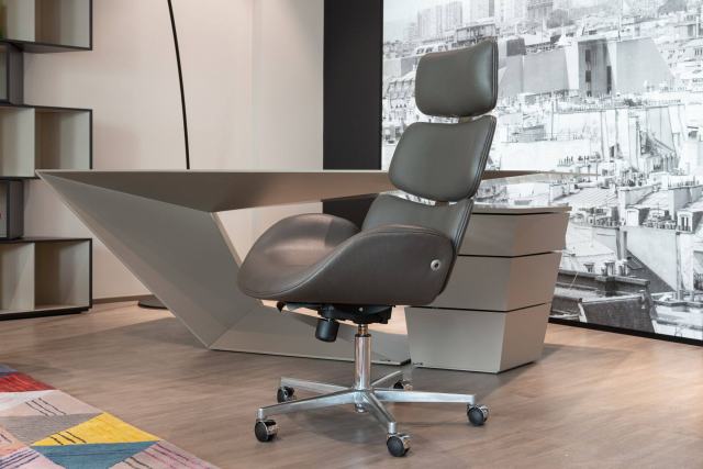 Bureau design et sur-mesure : matériaux, finitions et ensemble cohérent Bureau design aux lignes anguleuses et fauteuil de direction en cuir gris