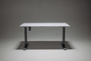 Bureau assis-debout à piètement noir et plateau blanc en position haute