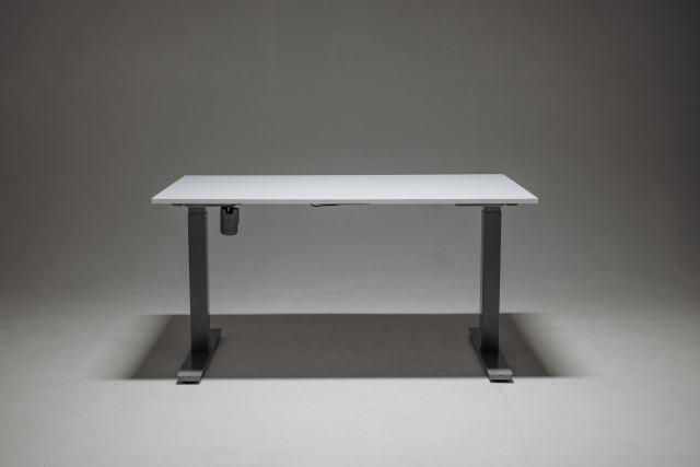 Le bureau réglable en hauteur, mode d'emploi pour l'entreprise Bureau assis-debout à piètement noir et plateau blanc en position haute