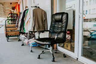 Fauteuil de bureau en cuir d'occasion présenté dans une boutique de seconde main