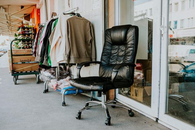 Acheter du mobilier de bureau d'occasion ou reconditionné sans mauvaise surprise Fauteuil de bureau en cuir d'occasion présenté dans une boutique de seconde main