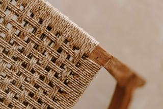 Assise en cordage tressé et piètement en bois massif, vus de près