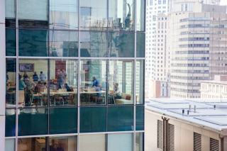 Rénovation de bureaux professionnels avec postes de travail lumineux et mobilier ergonomique