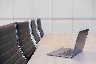Livraison et montage de mobilier de bureau en entreprise